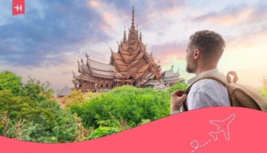 مسافر يستكشف المعالم السياحية في تايلاند أثناء استخدام الإنترنت عبر خدمة التجوال الدولي