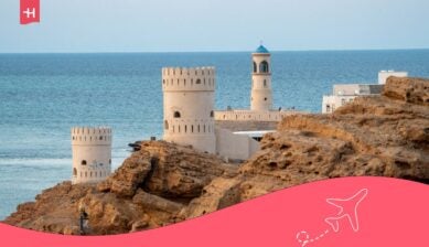 أبراج تاريخية مطلة على ساحل سلطنة عمان تمثل وجهة سياحية للمسافرين الباحثين عن أفضل شريحة بيانات في عمان