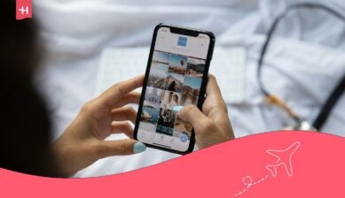 شخص يتصفح صور السفر على هاتفه للتخطيط لرحلته مع مراجعة Ubigi eSIM