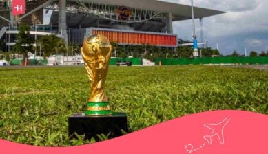 كأس بطولة كرة القدم أمام ملعب رياضي في ميامي استعدادًا لاستضافة مباريات عالمية