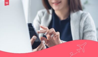 امرأة تستخدم هاتفها الذكي لتفعيل شريحة eSIM من زين وإدارة إعدادات الاتصال والإنترنت على الهاتف.