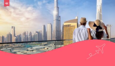 زوجان يتأملان أفق دبي كصورة بارزة لمقال عن تجوال دبي