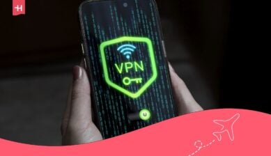 هاتف ذكي يعرض رمز درع VPN أخضر مع مفتاح وإشارة واي فاي، في إشارة إلى اتصال إنترنت آمن.