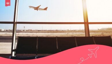 صالة انتظار في مطار القاهرة مع طائرة تقلع في الخلفية، في سياق البحث عن إنترنت مجاني في مطار القاهرة.
