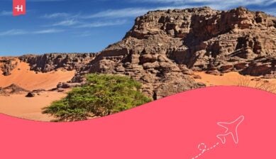 المناظر الطبيعية الجميلة للصحراء الكبرى في الجزائر مع الصخور والكثبان الرملية.