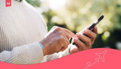 شخص يستخدم هاتفًا ذكيًا في الخارج، في سياق إنشاء حساب تيليجرام دون رقم هاتف شخصي.