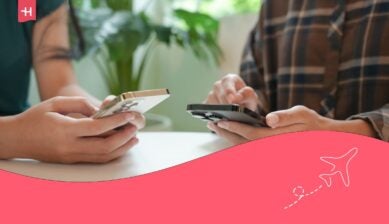 أصدقاء يستخدمون الهواتف الذكية