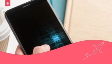 رجل يستخدم هاتفًا بتقنية eSIM، لقطة مقرّبة. جهاز محمول مزود بـ