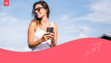 امرأة تحمل هاتفًا أثناء الاطلاع على طريقة استرداد مبلغ شريحة Ubigi eSIM