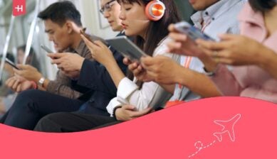 شباب يستخدمون هواتفهم المحمولة في قطار الأنفاق العام.