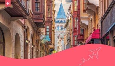 جدران الشارع التركي الضيق بجوار برج غلطة، إسطنبول