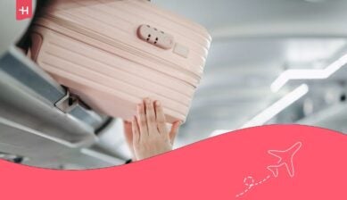 يجب على الركاب الانتباه إلى حقيبة النقل الوردية في صندوق الإيداع داخل المقصورة الجوية لتحضير الطائرة