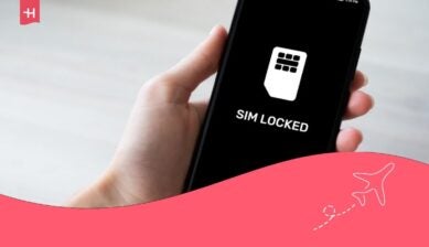رسالة تفيد بأن بطاقة SIM مقفلة تظهر على شاشة الهاتف المحمول.