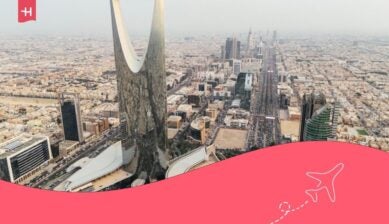 لقطة جوية بطائرة "درون" أثناء التحليق. المملكة العربية السعودية، الرياض، برج المملكة، وقت الشروق.
