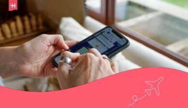 لقطة مقرّبة ليدي امرأة تكتب على هاتفها داخل منزلها