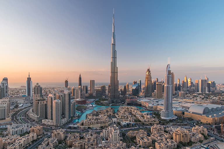 مشهد لمدينة دبي يظهر به برج خليفة