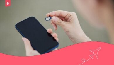 امرأة يابانية تُدخل بطاقة "سيم" (SIM) في هاتف ذكي.