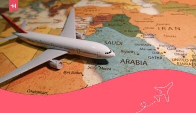 طائرة على خريطة المملكة العربية السعودية.
