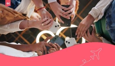 مجموعة من الأشخاص الذين لديهم هواتف لمشاركة الشبكة