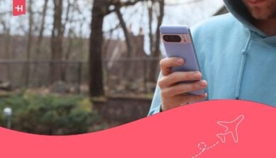 一名男子在户外使用手机