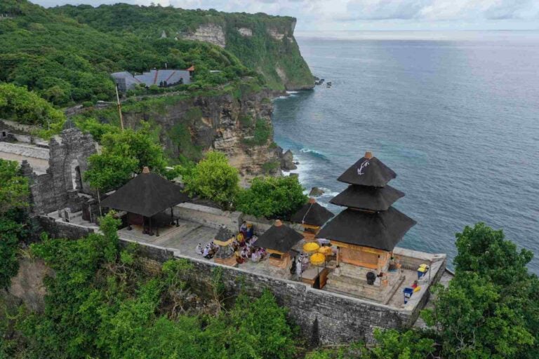 乌鲁瓦图断崖庙