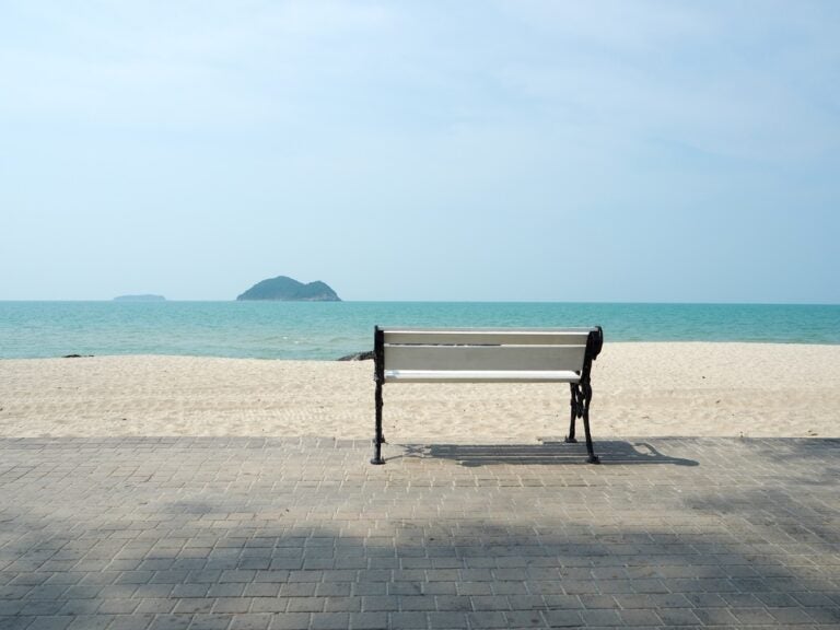 长椅俯瞰泰国萨米拉海滩的海景