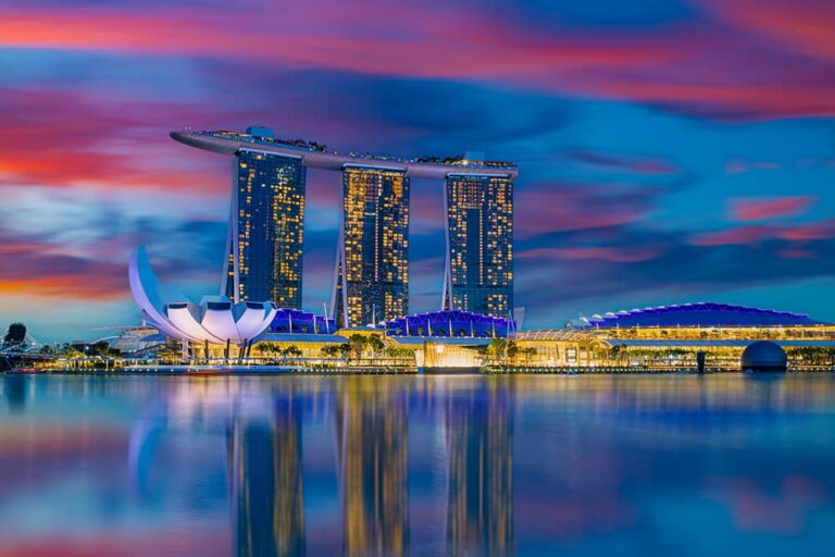 新加坡滨海湾金沙与滨海湾城市天际线夜景