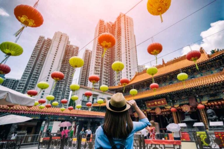 年轻女游客参观香港黄大仙庙