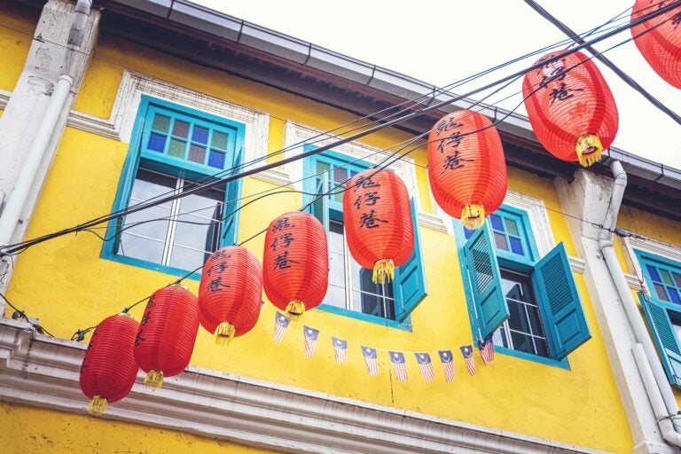 吉隆坡鬼仔巷悬挂的红灯笼与黄色建筑