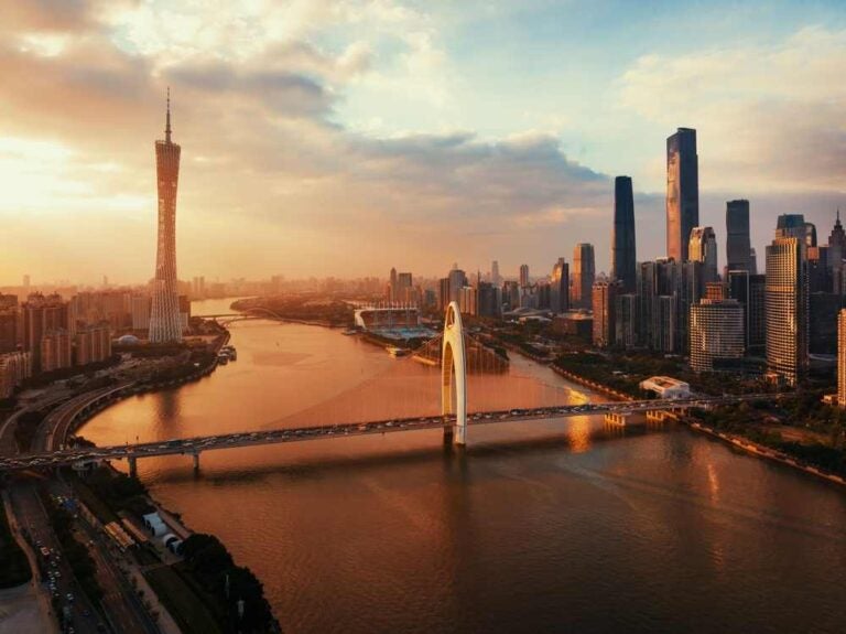 中国广州，夕阳西下，现代建筑群勾勒出城市天际线。