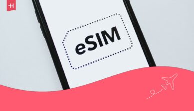 eSIM destekleyen tüm telefonların listelendiği bir makale için öne çıkan görsel olarak akıllı telefon ekranında eSIM kart çipi logosu