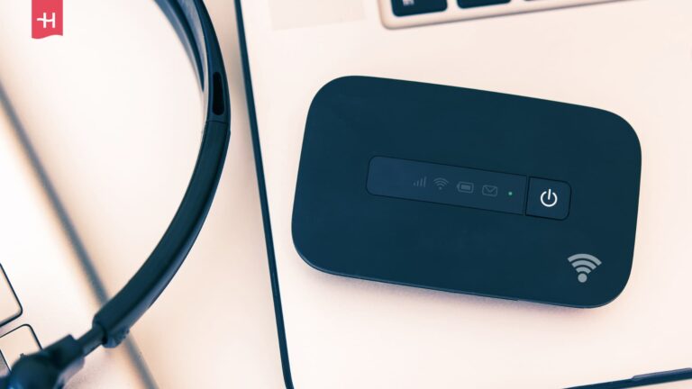Taşınabilir Wi-Fi Hotspot Cihazı ve Dizüstü Bilgisayar Çalışma Alanı