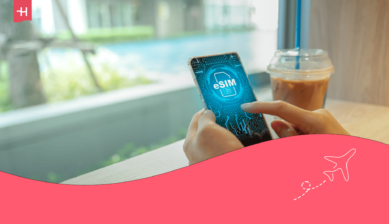 Foto av en person som holder en smarttelefon med ordet «eSIM» på, som utvalgt bilde til en artikkel som forklarer hva en eSIM er.