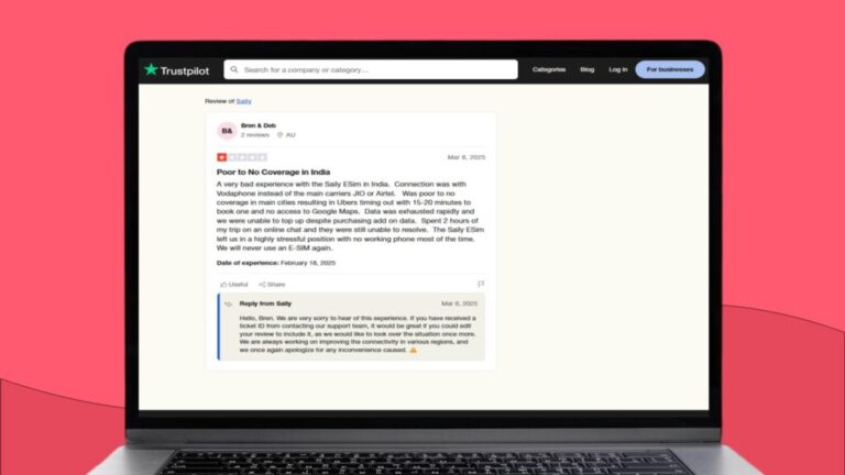 En bærbar datamaskin som viser en anmeldelse fra en Saily-kunde som var misfornøyd med dekningen på eSIM-et sitt i India