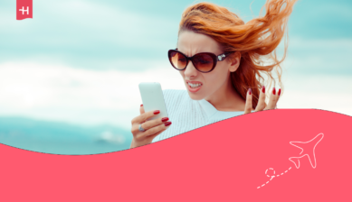 Kvinne som ser på telefonen sin, som hovedbilde til en anmeldelse av Airalo eSIM.