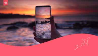 Et bilde av en person som tar bilde i solnedgang med en Samsung Galaxy, som hovedbilde til en artikkel om eSIM for Samsung.