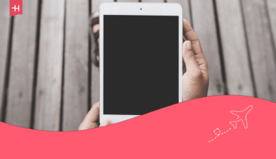 Mann som holder en iPad, som hovedbilde til en artikkel om eSIM for iPad.