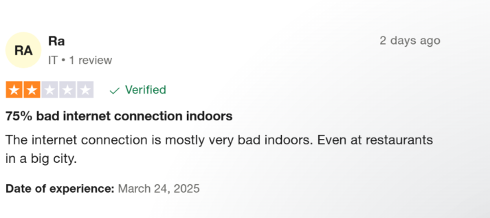 Skjermbilde av en Nomad-anmeldelse på Trustpilot fra en bruker som klager over dårlig innendørsdekning