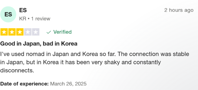 Skjermbilde av en Nomad-anmeldelse på Trustpilot fra en bruker som skryter av dekningen i Japan, men ikke i Kina