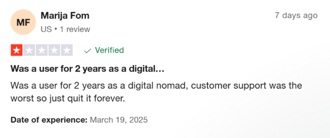 Skjermbilde av en Nomad-anmeldelse på Trustpilot fra en bruker som klager på kundeservicen