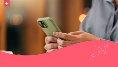 En mann som installerer et eSIM på smarttelefonen sin