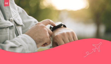 Mann med en smartklokke rundt håndleddet, som hovedbilde til en artikkel om smartklokker med eSIM.