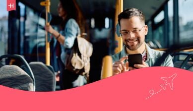 En mann på en buss som ser på telefonen sin, som hovedbilde til en artikkel om Telenor eSIM