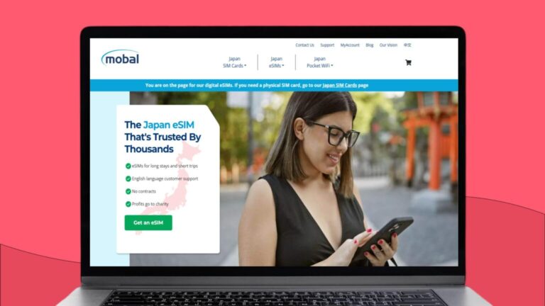 Bærbar datamaskin med informasjon om Mobal eSIM for Japan på skjermen.