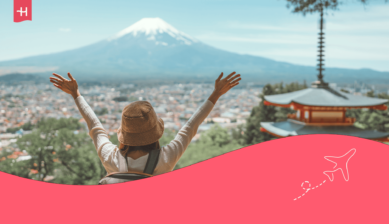 Kvinne på reise i Japan om våren ved Chureito-pagoden med Fuji-fjellet i bakgrunnen – som utvalgt bilde for en artikkel om de beste eSIM-løsningene for Japan.