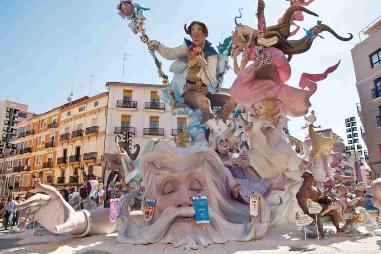 Pappmasjé-monumenter venter på å bli brent under Las Fallas, den tradisjonelle festivalen i Valencia som hedrer Sankt Josef.