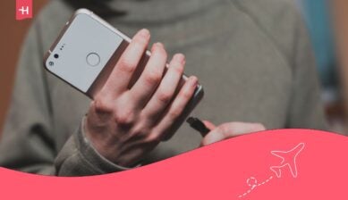 Person som holder en Google Pixel-smarttelefon med eSIM-støtte, brukt som illustrasjon for eSIM på Google Pixel-telefoner
