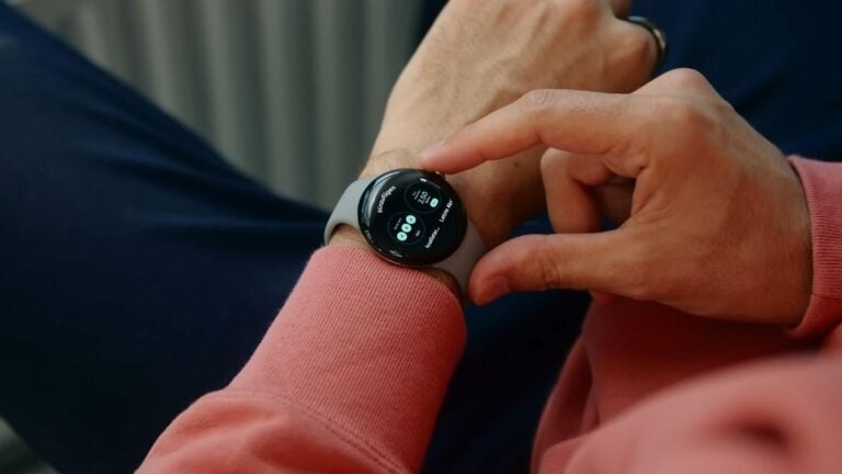 Person som bruker Google Pixel Watch med eSIM-funksjon på håndleddet for å sjekke varsler og apper