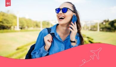 Person som bruker mobiltelefon utendørs med eSIM – illustrasjon for Holafly rabattkode