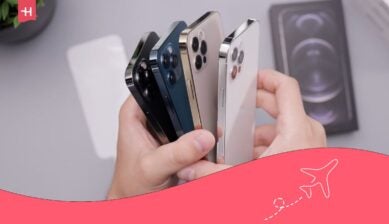 En person holder fire forskjellige smarttelefoner i fargene svart, blå, gull og hvit, som illustrerer hvordan flytte eSIM til ny telefon. Nederst er et rosa grafisk element med et hvitt flyikon.